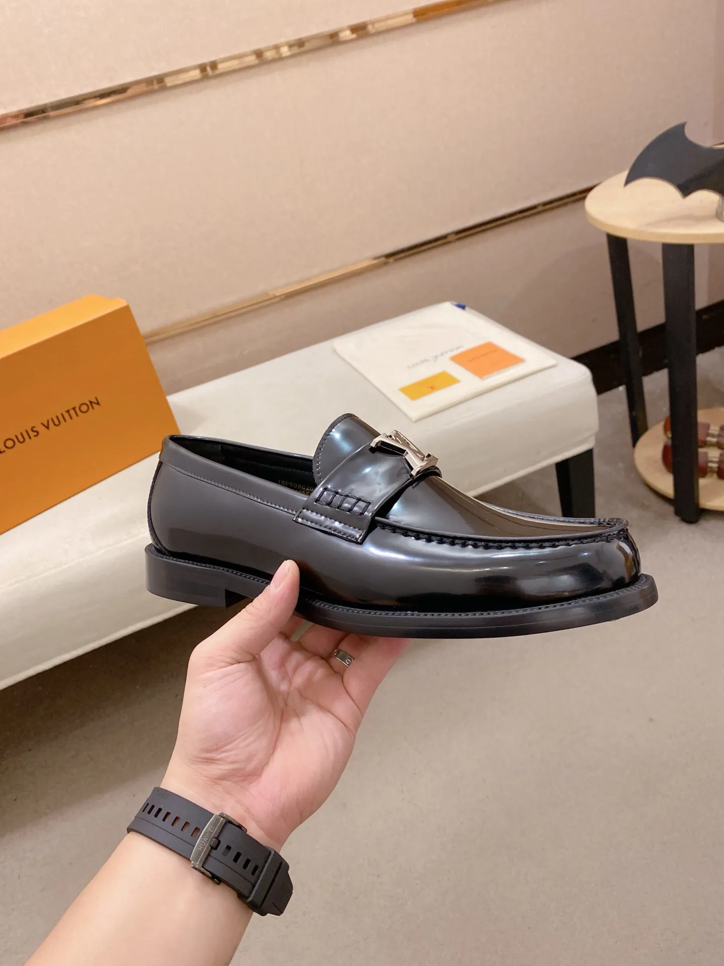 Factory price: 700💰Louis Vuitton LV men's classic Oxford shoes, men's business formal boutique leather shoes, classic model, exquisite almond kernel toe, ultimate art, the whole shoe is made of imported cow leather (open edge beads), carefully selected, fine pores, excellent gloss, soft texture, strong toughness, durable and not easy to deform, apricot calf leather lining, soft and comfortable, sweat-absorbent and breathable. Composite rubber backing at the heel. The front and rear outsole are nailed and reinforced, making them non-slip and wear-resistant. Made with Goodyear craftsmanship, the shoe shape is excellent, light and luxurious, and can be worn in all kinds of formal occasions! Original box and dust bag packaging! Size: 39-44 (38.45. Customized)